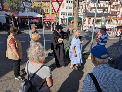 SeniorenTreff Johannes Pistorius auf dem Niddaer Marktplatz in der Gegenwart
