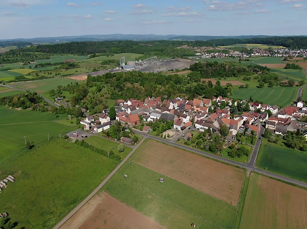 Alter Dorfkern mit Steinbruch im Hintergrund