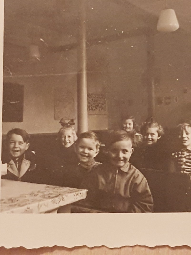 Einschulungsjahrgang 1956 im Klassenraum