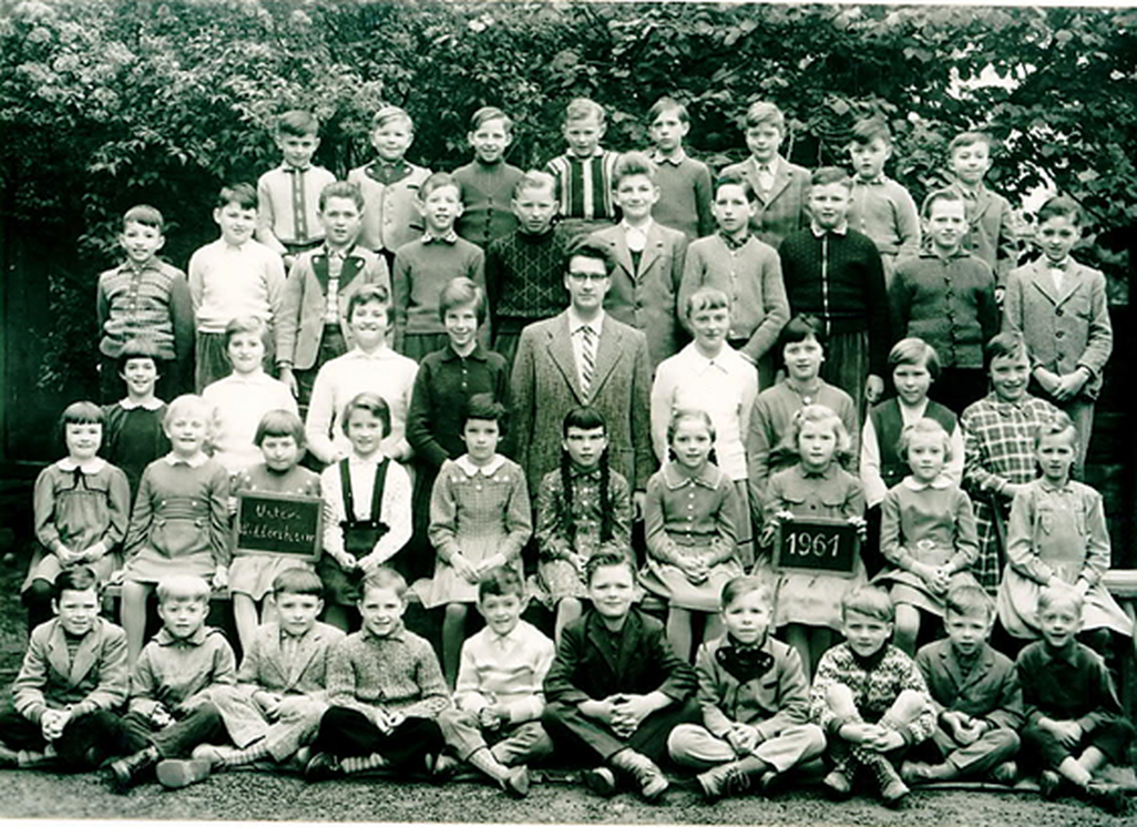 Volksschulklasse Jahrgänge 1 bis 8 im Jahre 1961 mit Lehrer Einhäuser (Bild Mitte)